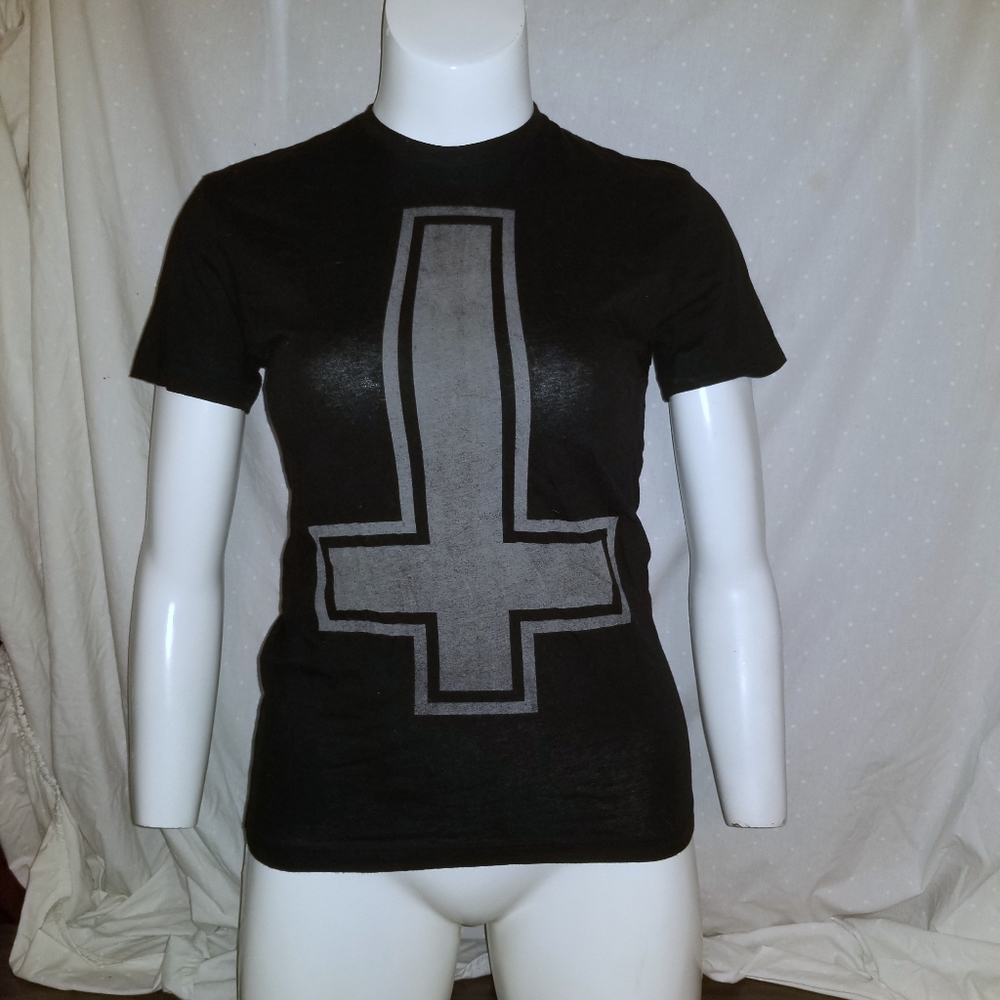 Inverted Cross Graphic T-shirt Size Small